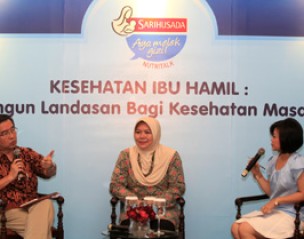 <strong>Dr. Widjadja Lukito,SpGK,PhD berdiskusi dengan DR.Dr.Dwiana Ocvyanti,SpOGK di Nutritalk</strong>